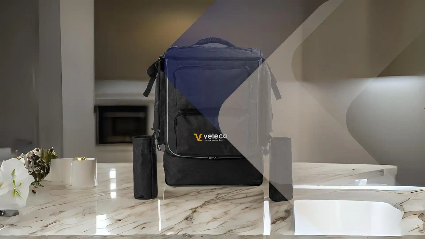 Blau- und schwarze isolierte Kühltasche mit Flaschenhalter.