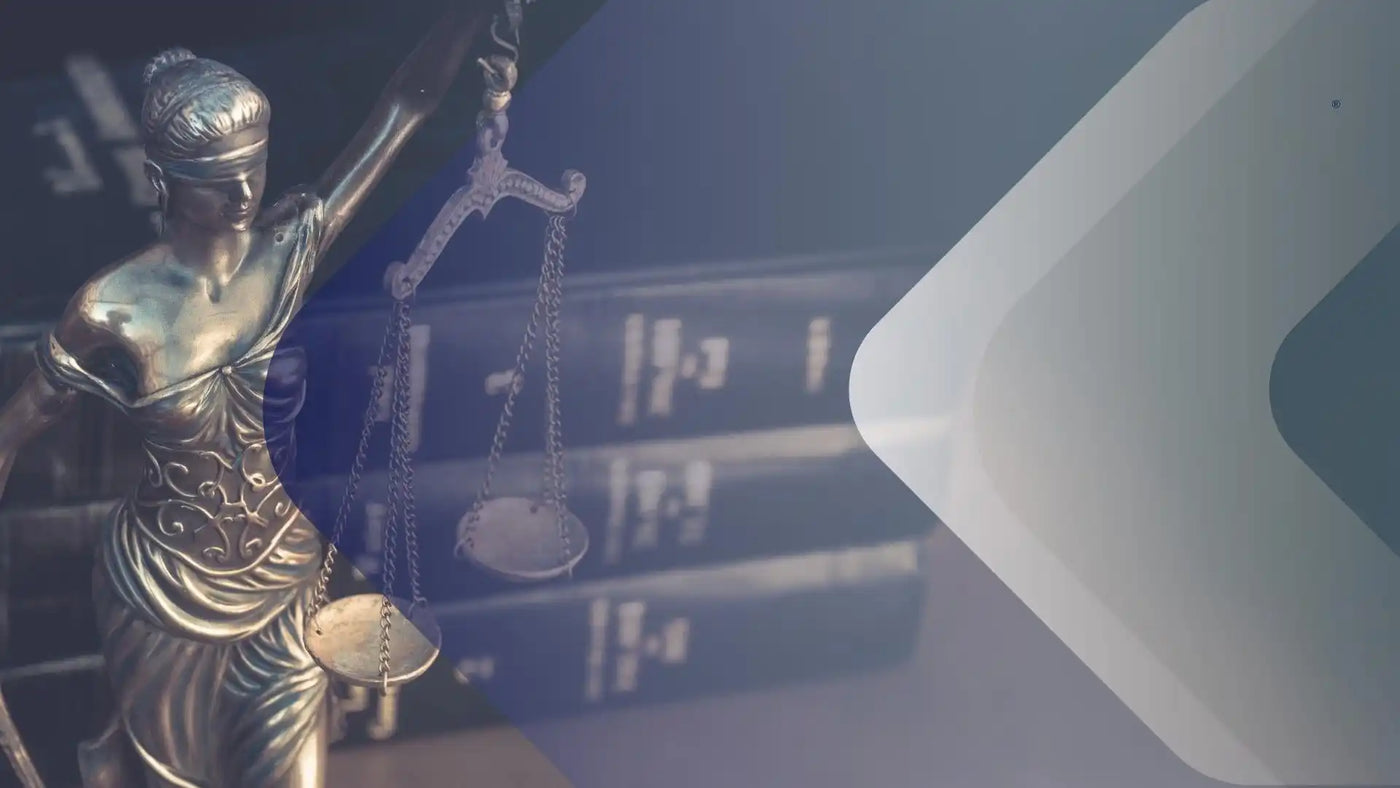 Eine bronzene Statue der Lady Justice, die Waagschalen und ein Schwert hält.