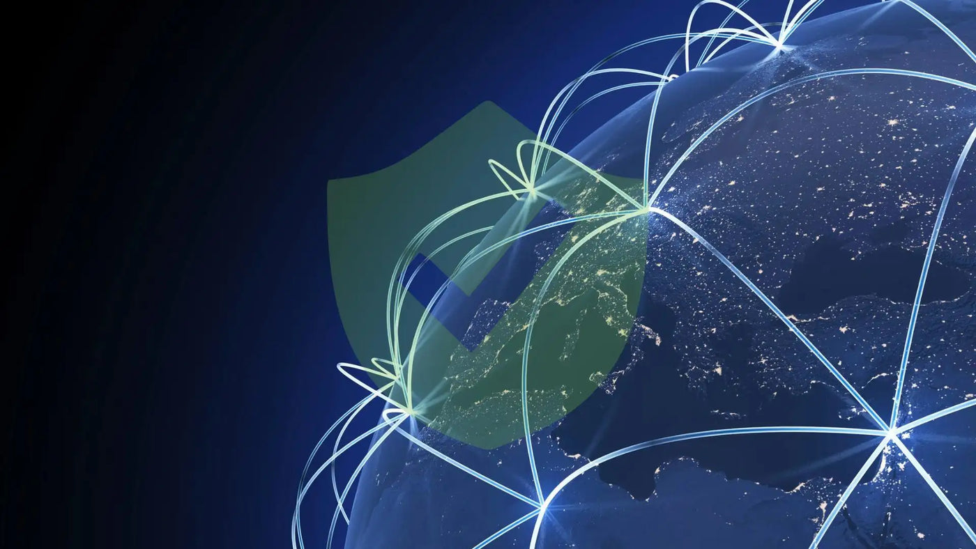 Grünes Schild-Sicherheits-Symbol über einem beleuchteten Globus mit Netzwerkverbindungen.