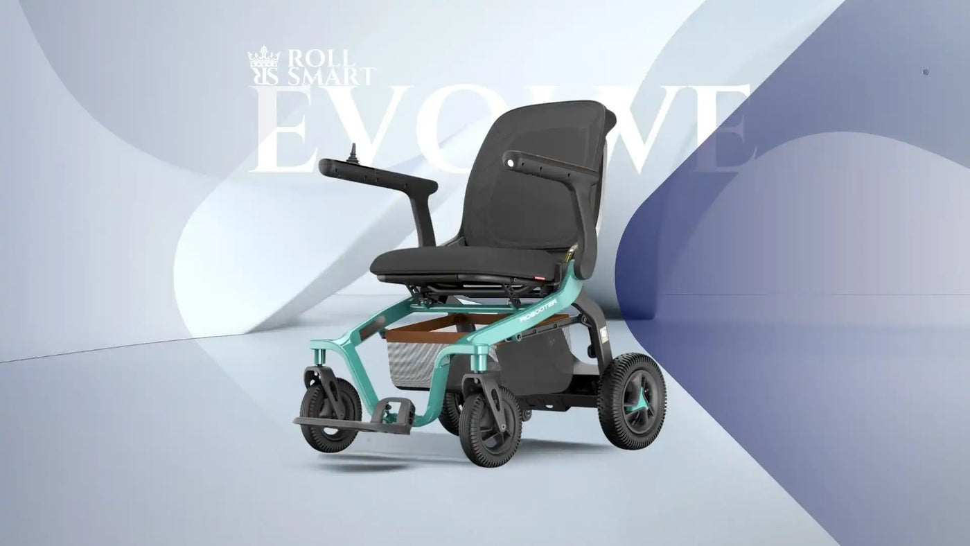 Ein kompurerter, faltbarer Elektrorollstuhl mit einem türkisfarbenen Rahmen und schwarzem Sitz.