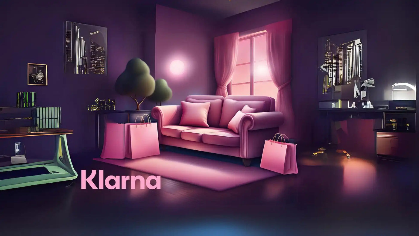 Pinke Couch mit Kissen