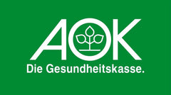 Weißes AOK-Logo mit einem stilisierten Pflanzenikone im ’o’, auf einem einheitlichen grünen Hintergrund.